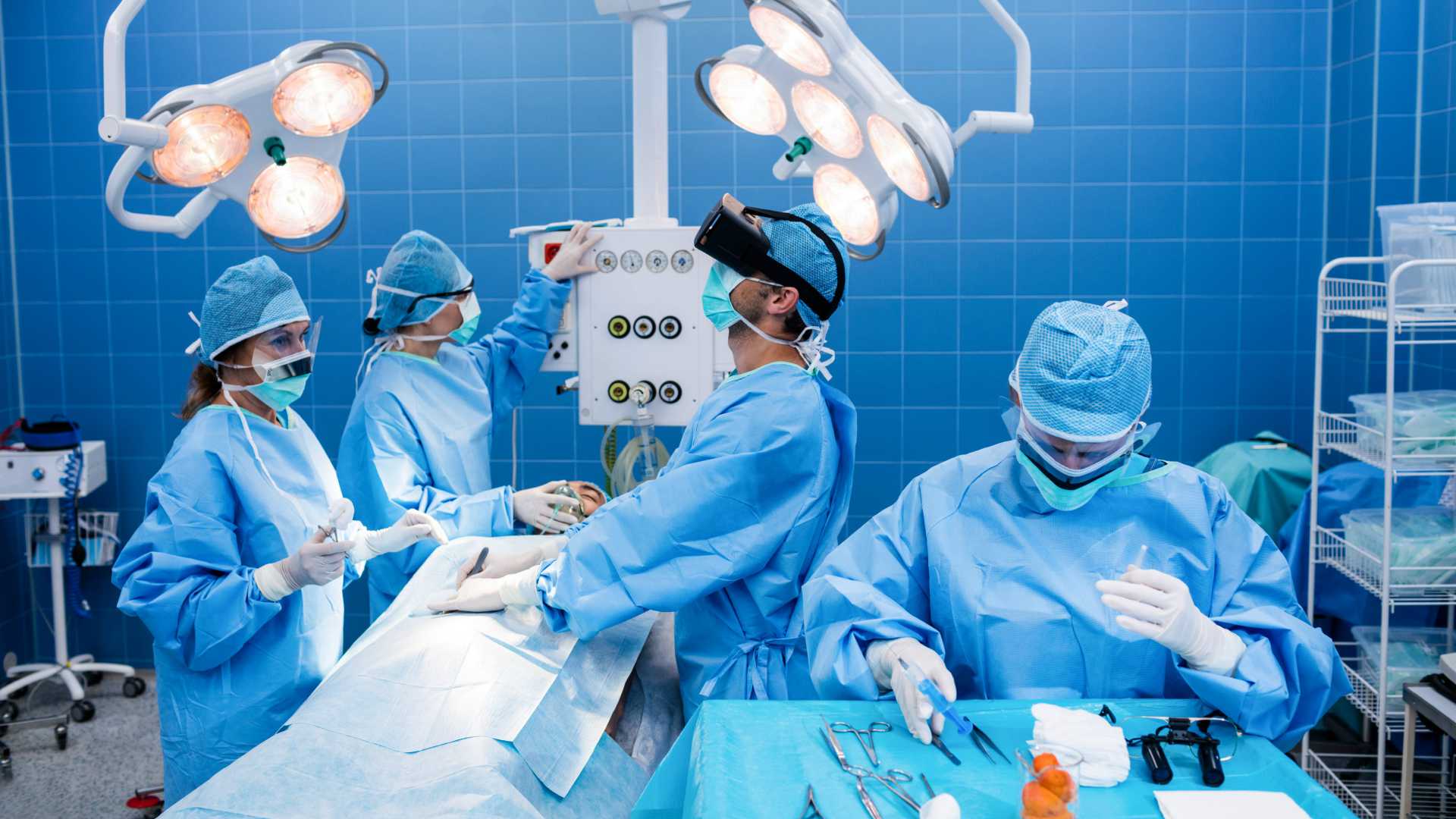 Surgeon using VR during a surgery